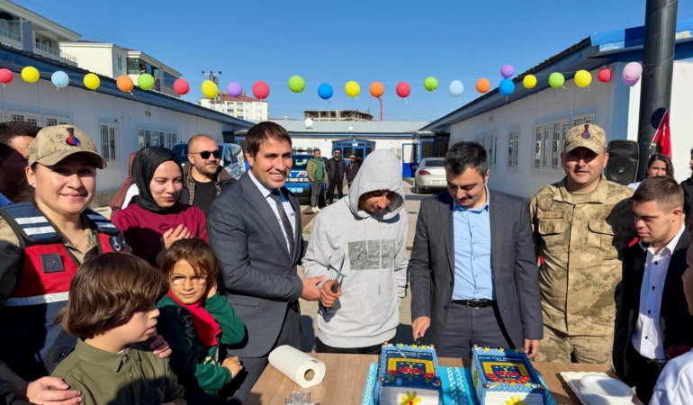 engelliler-gunu-ozel-etkinligi-jandarma-kadin-ve-cocuk-komisyonu-engelli-ogrencilerle-bulustu-CgdczZTy.jpg