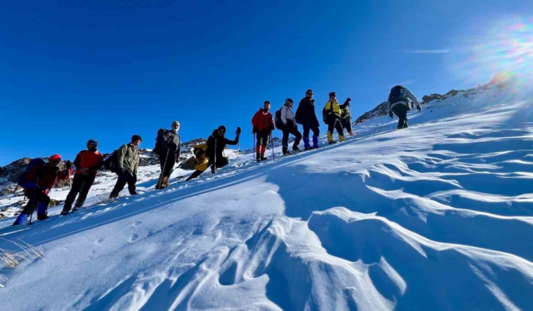 erek-dagi-zirvesi-vadi-doga-sporlari-kulubunun-basarili-zirve-tirmanisi-zswHvzN1.jpg