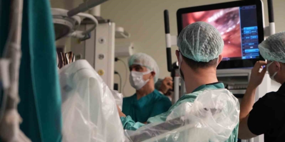 erzurum-sehir-hastanesinde-robotik-cerrahiyle-gogus-teksiri-ameliyati-75-yasindaki-hasta-icin-yeni-bir-HFIn1EKj.jpg