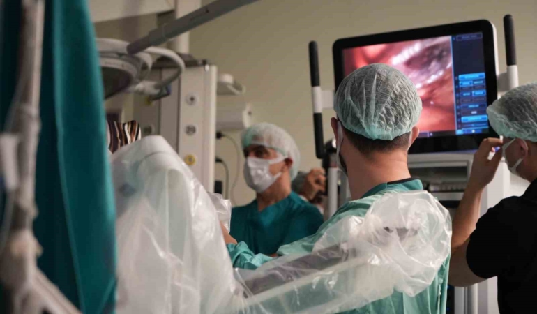 erzurum-sehir-hastanesinde-robotik-cerrahiyle-gogus-teksiri-ameliyati-75-yasindaki-hasta-icin-yeni-bir-HFIn1EKj.jpg