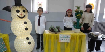 erzurumda-4-sinif-ogrencileriyle-geri-donusum-sergisi-atiklar-yeni-eserlere-donusuyor-pOcBn6ak.jpg