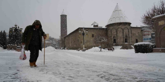 Erzurum’da Yoğun Kar Yağışı: Ulaşım ve Günlük Yaşam Olumsuz Etkileniyor