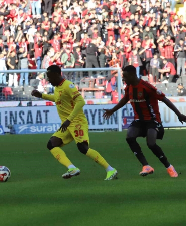 gaziantep-fk-ile-goztepe-arasinda-super-ligde-kritik-macin-ilk-yarisi-golsuz-gecildi-POuWPsLu.jpg