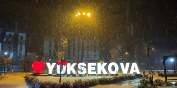 Hakkari’nin Yüksekova İlçesinde Kar Yağışı ve Yol Durumu