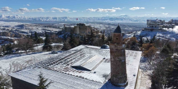 Harput’un Karla Bembeyaz Manzarası: Kutsal Mekanlar Beyaz Gelinlik Giydi