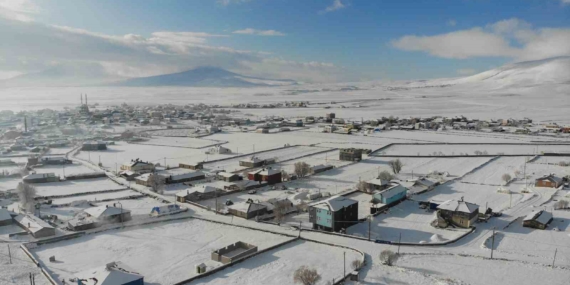 Kars’ta Yoğun Kar ve Kurtarma Operasyonları: Yollar Tuzlandı, Sürücüler Güvende