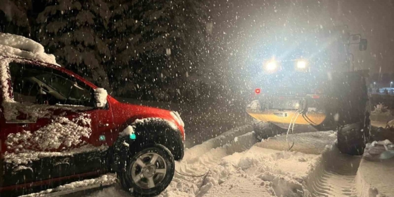 Kars’ta Yoğun Karla Mücadele: Kapanan Yollar Açılıyor, Kurtarma Operasyonları Devam Ediyor