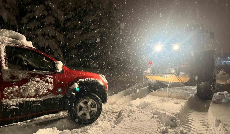 karsta-yogun-karla-mucadele-kapanan-yollar-aciliyor-kurtarma-operasyonlari-devam-ediyor-s5fnHFTV.jpg