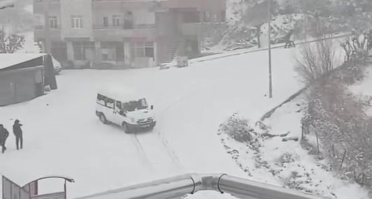 Kulp’ta Buzlanma Nedeniyle Kaygan Yolda Transit ve Pikap Çarpışması Kamerada