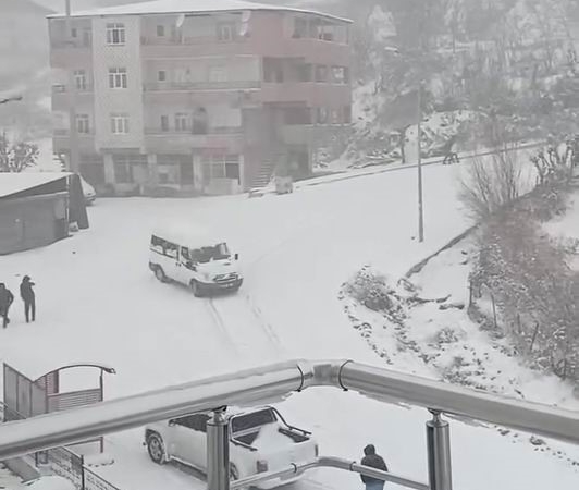 kulpta-buzlanma-nedeniyle-kaygan-yolda-transit-ve-pikap-carpismasi-kamerada-MhNsC3fg.jpg