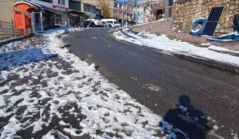 kulpta-kar-eridi-gunesli-gun-ekipler-yol-acma-ve-tuzlama-calismalarini-surduruyor-6Qg1qfM8.jpg