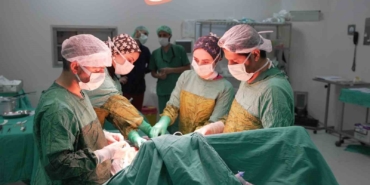 malatyada-buyuk-tumorle-mucadele-bobrek-ve-bobrek-ustu-bezi-ameliyatiyla-22-kilogramlik-basari-DiK9BHrS.jpg