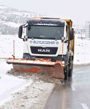 malatyada-yogun-kar-yagisi-ve-tipinin-etkisi-trafik-tehlikesine-karsi-onlemler-VZnC4yju.jpg