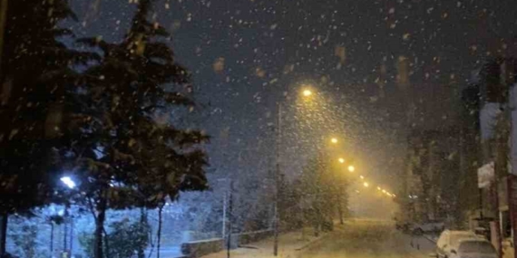 Mazıdağı’nda İlk Kar Yağışıyla Gelen Beyaz Seyir: Sürücüler Dikkatli Olmalı