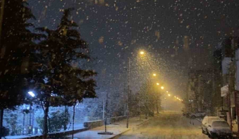 mazidaginda-ilk-kar-yagisiyla-gelen-beyaz-seyir-suruculer-dikkatli-olmali-J7Lxibxi.jpg