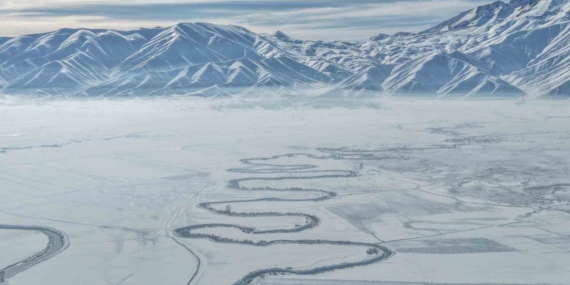 Menderesler ve Karla Büyülenmiş Cilo Dağı: Yüksekova’nın Büyüleyici Manzarası