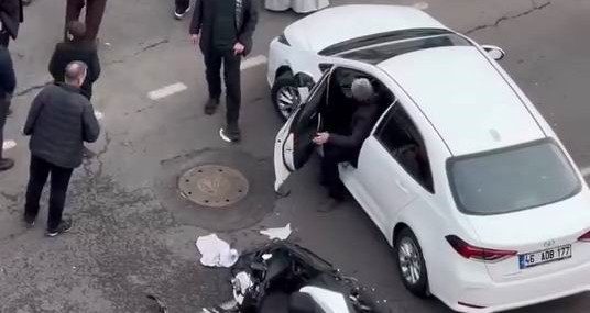 Mezopotamya Caddesi’nde Motosikletli Kurye Kaza Sonrası Hastaneye Düştü