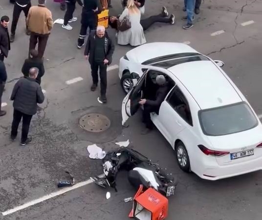 mezopotamya-caddesinde-motosikletli-kurye-kaza-sonrasi-hastaneye-dustu-jIDAeh7Q.jpg