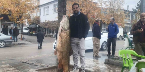 Murat Nehri’nde Amatör Balıkçılar 60 Kiloluk Turna’yı Gösterişli Şekilde Yakaladı