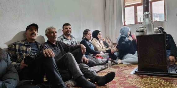 Muş Üniversitesi Öğrencileriyle Keçi Kömü Yaylası’nda Dengbejlik ve Doğa İç İçe Fotoğraf Gezisi