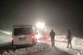 musta-kar-yagisi-ve-firtina-nedeniyle-kapali-yol-acildi-7-kisi-kurtarildi-MDFfUOEi.jpg