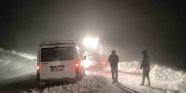 musta-kar-yagisi-ve-firtina-nedeniyle-kapali-yol-acildi-7-kisi-kurtarildi-MDFfUOEi.jpg