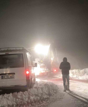 musta-kar-yagisi-ve-firtina-nedeniyle-kapali-yol-acildi-7-kisi-kurtarildi-MDFfUOEi.jpg