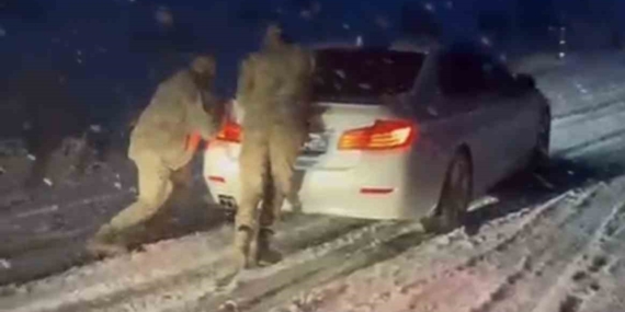 Muş’ta Karla Mücadele: Rampada Mahsur Kalan Araçlar Jandarma Destekli Kurtarıldı