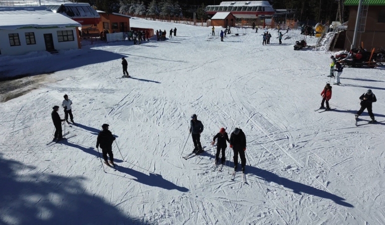 sarikamis-kayak-merkezi-kristal-karin-keyfi-ve-aile-dostu-pistler-CHtneXs9.jpg
