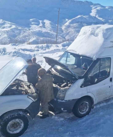 siirtte-kis-mucadelesi-koy-yollarinda-47-arac-ve-100-personel-ile-ulasim-yeniden-saglandi-jC5b7hBQ.jpg