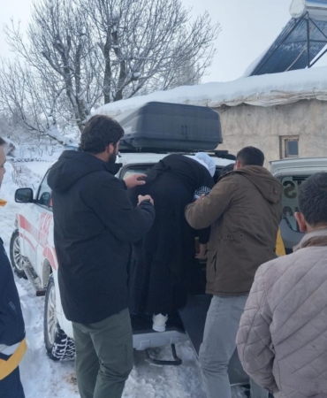 sirvanda-kar-engelini-asan-ekipler-ic-kanama-suphesiyle-hastaneye-ulasan-kadin-ANmqB8WV.jpg