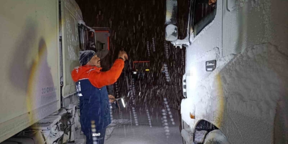 Tendürek Geçidi’nde Yoğun Kar ve Tipinin Etkisi: Yaklaşık 100 Araç Yolda Mahsur Kaldı