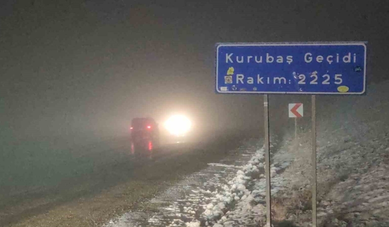 vanda-aksamdan-beri-etkili-olan-kar-yagisi-ve-sis-yuksek-kesimlerde-zorlayici-saatler-9pBF9y8F.jpg