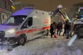 yolda-kalan-ambulansin-kurtulusu-karla-mucadele-ekiplerinin-hizli-mudahalesi-9fFCYNFs.jpg