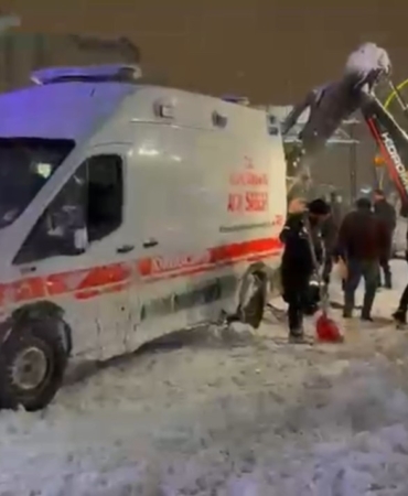 yolda-kalan-ambulansin-kurtulusu-karla-mucadele-ekiplerinin-hizli-mudahalesi-9fFCYNFs.jpg