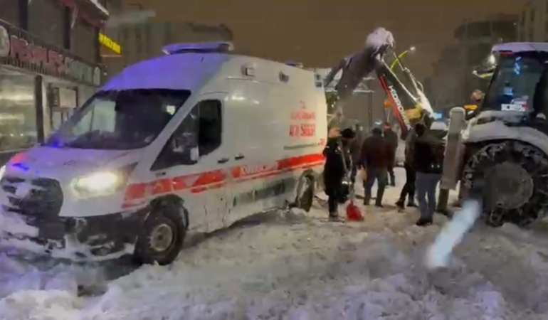 yolda-kalan-ambulansin-kurtulusu-karla-mucadele-ekiplerinin-hizli-mudahalesi-9fFCYNFs.jpg