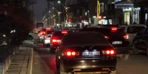 Yüksekova’da Akşam Trafiği Karnesini Zorluyor: Cengiz Topel ve İpekyolu Caddeleri Kilitleniyor