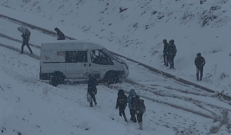yuksekovada-kar-yagisiyla-gelen-sessiz-beyazlasma-yol-guvenligi-icin-yogun-calisma-tSTd4eFb.jpg