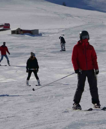 abali-kayak-merkezi-sezonu-karla-yeniden-aciliyor-dag-ve-gol-manzarasiyla-yeni-baslangic-detajKsO.jpg