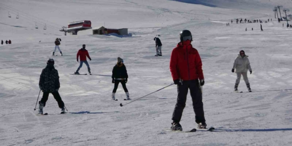 Abalı Kayak Merkezi Sezonu Karla Yeniden Açılıyor: Dağ ve Göl Manzarasıyla Yeni Başlangıç