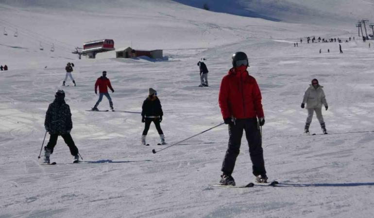abali-kayak-merkezi-sezonu-karla-yeniden-aciliyor-dag-ve-gol-manzarasiyla-yeni-baslangic-detajKsO.jpg