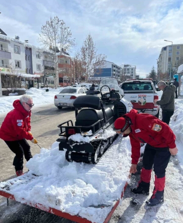 akut-bingol-ekipleri-kar-kosullarinda-diyaliz-hastasini-guvenli-sekilde-ulasti-fwEFmzpT.jpg