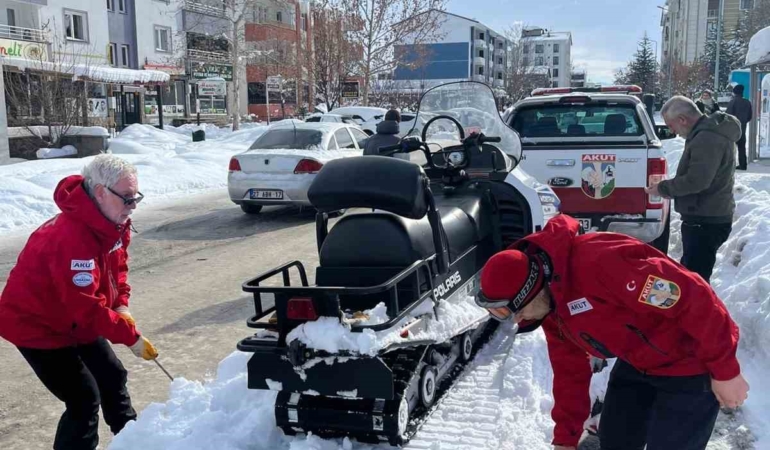 akut-bingol-ekipleri-kar-kosullarinda-diyaliz-hastasini-guvenli-sekilde-ulasti-fwEFmzpT.jpg