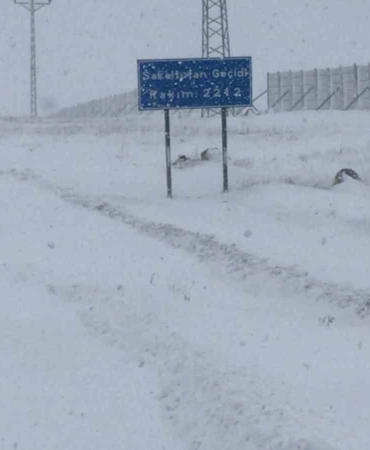 ardahanda-kar-yagisi-ve-ulasima-kapali-yollar-60-koy-yolu-ve-gecitler-kapatildi-J1tDPh2A.jpg