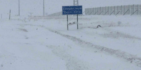 ardahanda-kar-yagisi-ve-ulasima-kapali-yollar-60-koy-yolu-ve-gecitler-kapatildi-J1tDPh2A.jpg