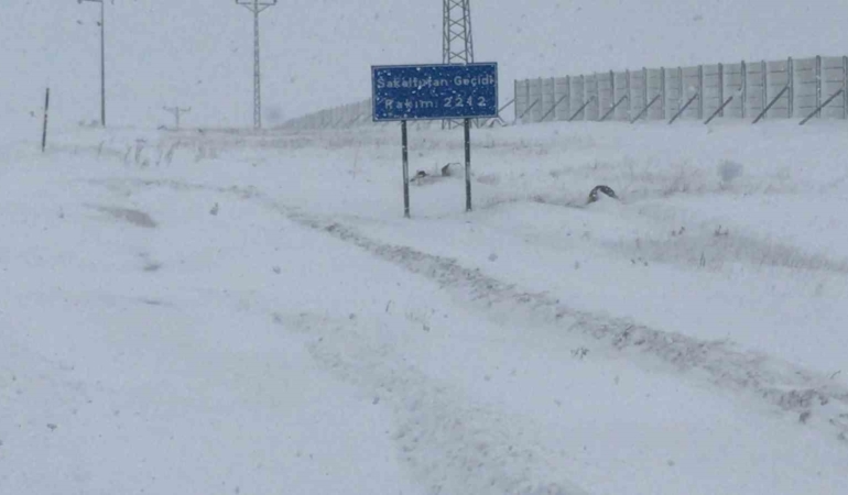 ardahanda-kar-yagisi-ve-ulasima-kapali-yollar-60-koy-yolu-ve-gecitler-kapatildi-J1tDPh2A.jpg