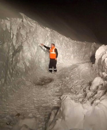 avut-mahallesinde-kar-yagisi-ve-ulasima-kapali-yollar-3-metrelik-kar-kalinligiyla-zorlu-kis-pjFE7RiR.jpg