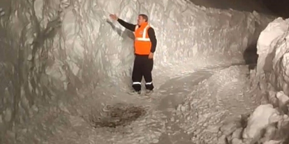 Avut Mahallesi’nde Kar Yağışı ve Ulaşıma Kapalı Yollar: 3 Metrelik Kar Kalınlığıyla Zorlu Kış