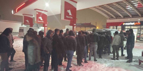 Bağlar Aşevi, Şanlıurfa Yolundaki Yolculara Sıcak Çorba Desteği ile Moral Oldu