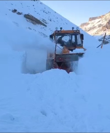 baskalede-cig-altinda-kalan-yol-yeniden-ulasima-acildi-karla-mucadele-ekipleri-harekette-a49b4qWP.jpg